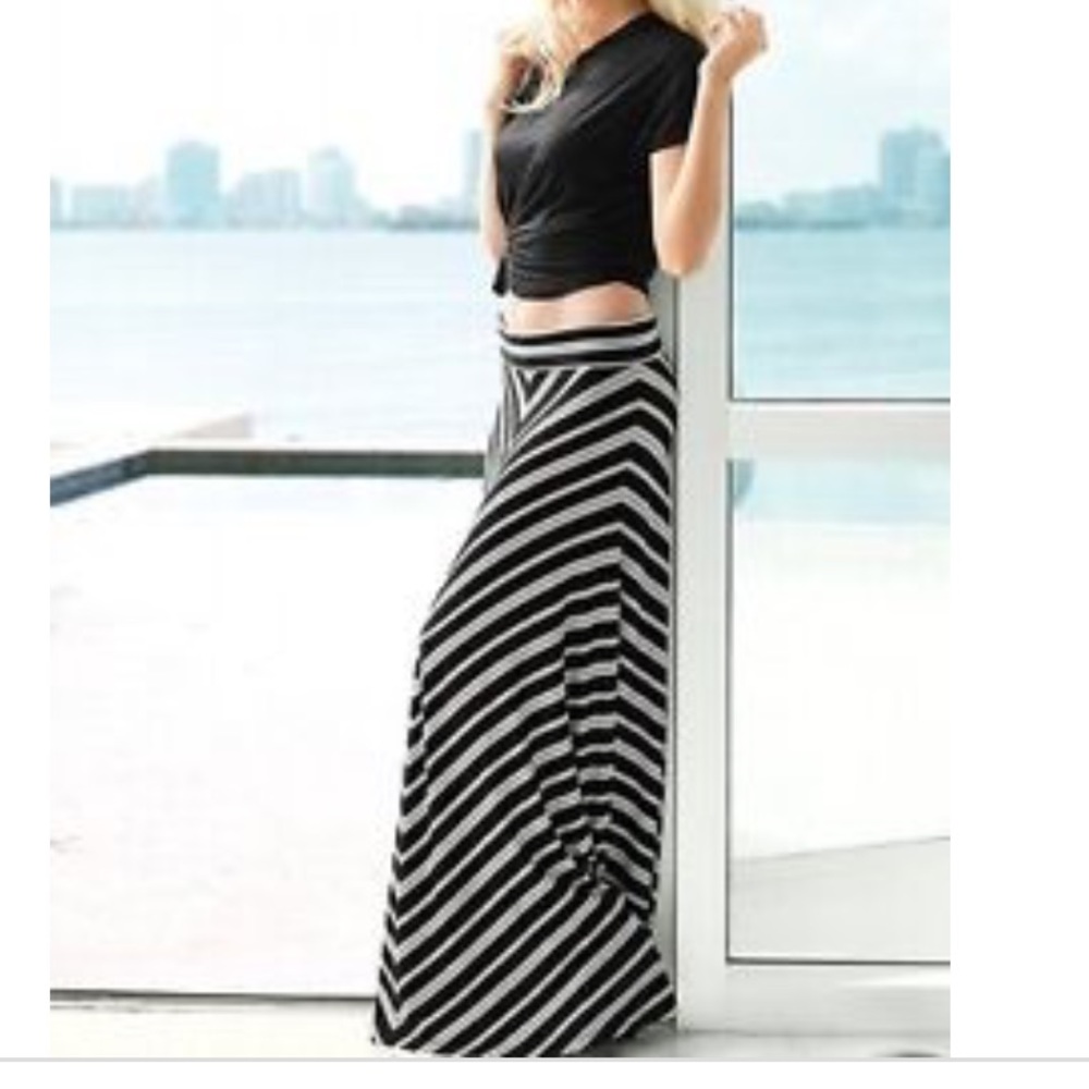 🎉NEW YEAR SALE🎉 VS STRIPED MAXI SKIRT🎉